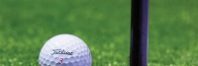 Golfball am Loch